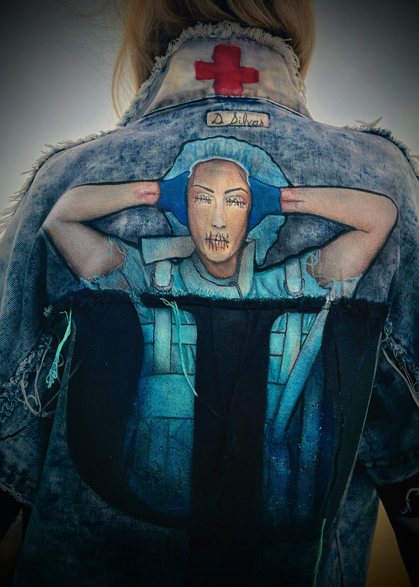 5149.5 - Women's Distressed Cropped Denim Jacket