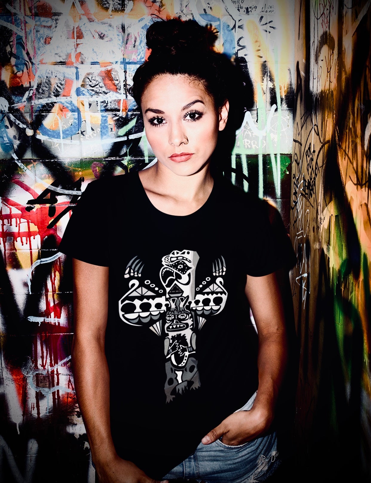 Eagle Totem (Noir) - Women's Relaxed Crew Neck