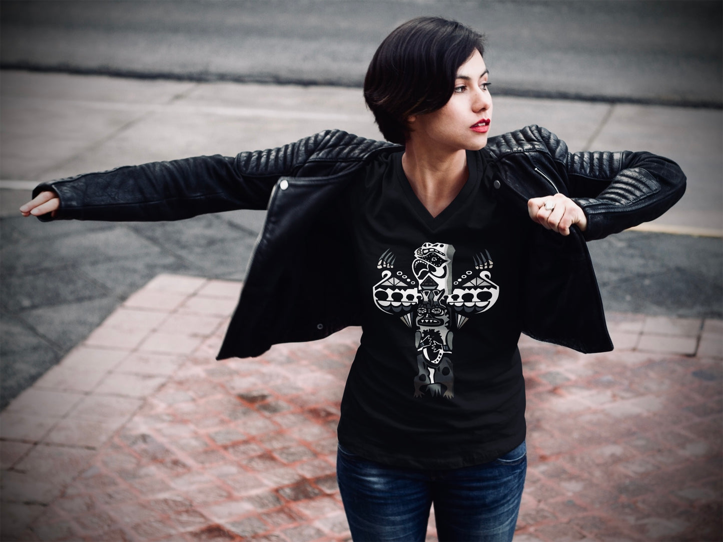 Eagle (Noir) Totem - Unisex V-Neck Tee