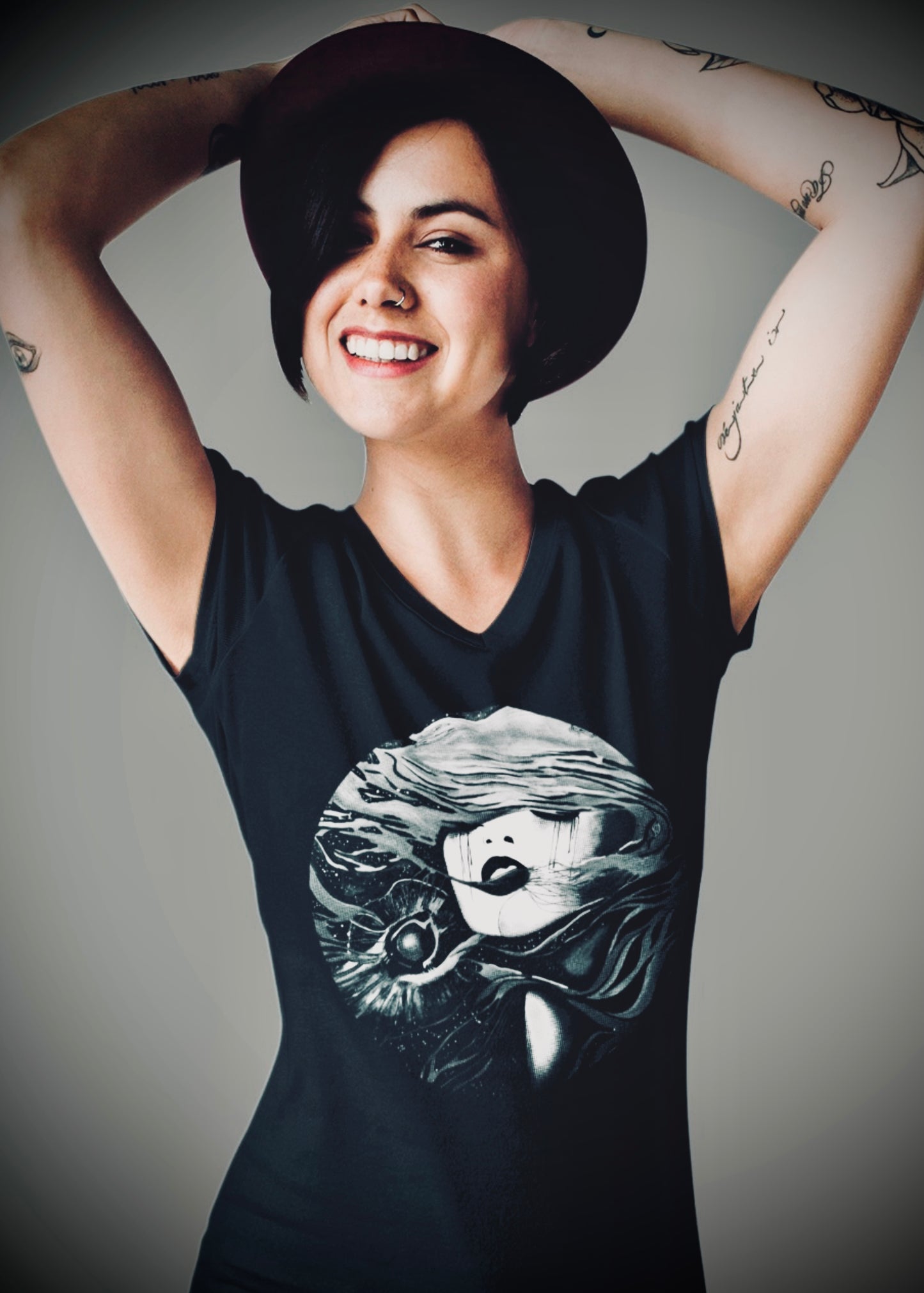 Fire (Noir) - Unisex Short Sleeve V-Neck Tee