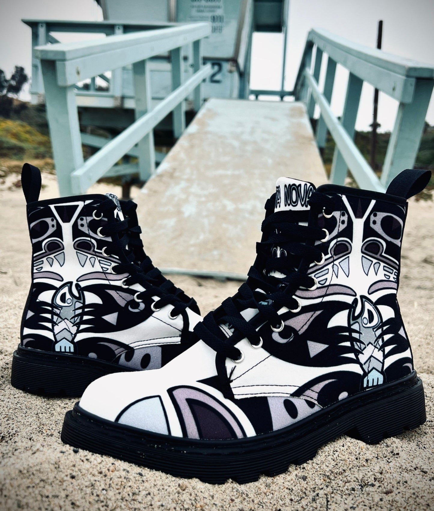 Indigenous Bear (Noir) - Art Boots for Women