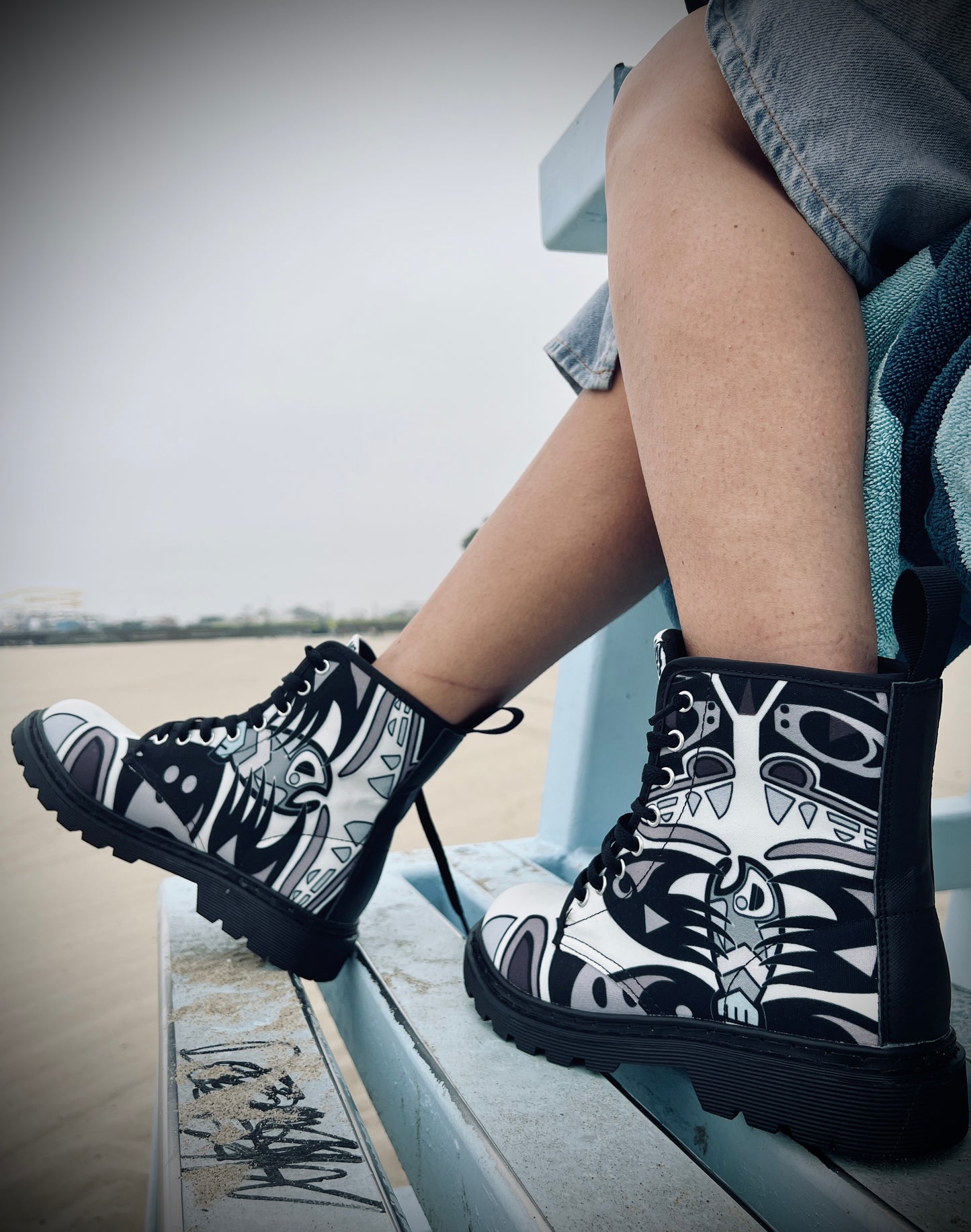 Indigenous Bear (Noir) - Art Boots for Women