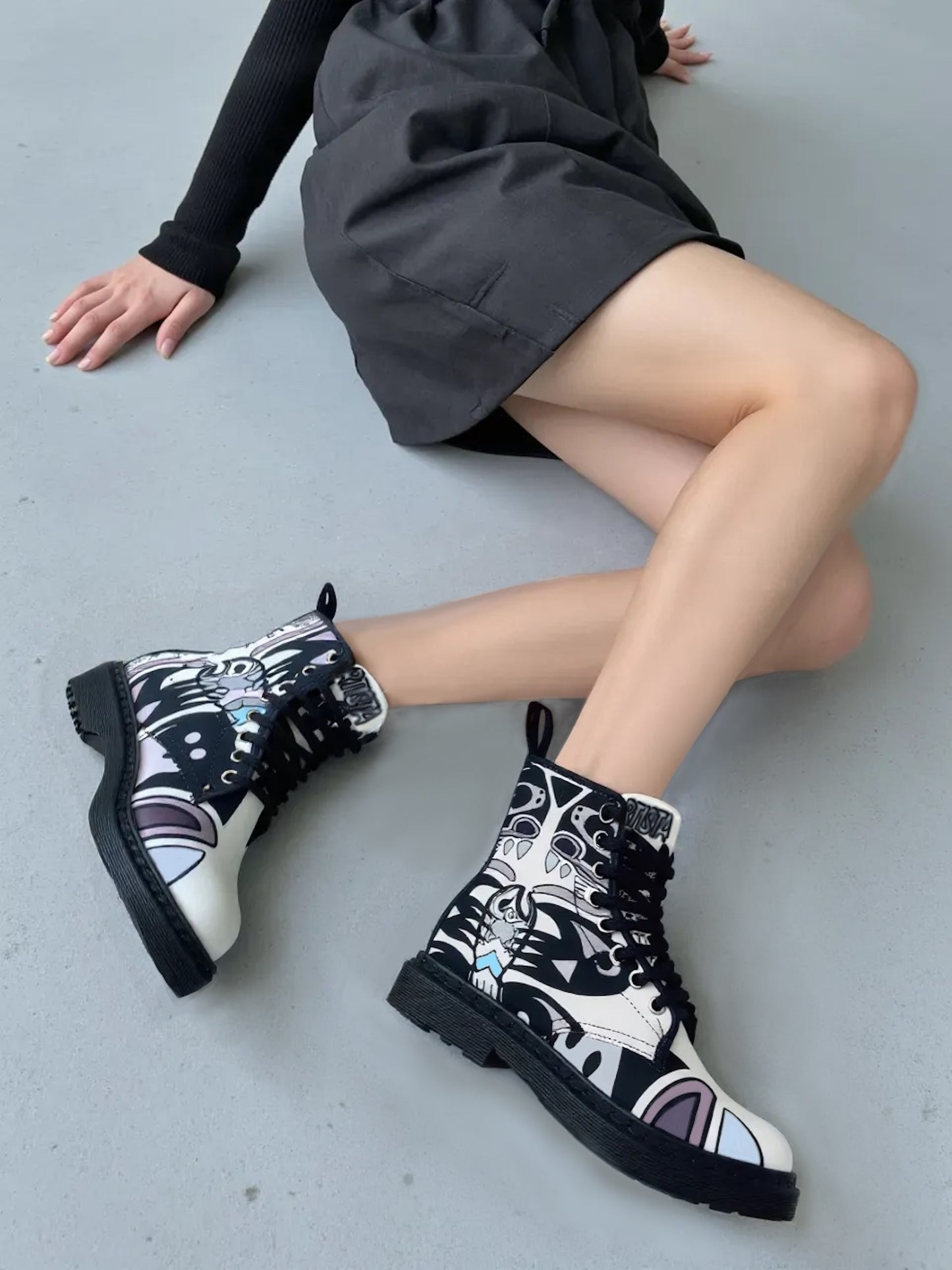 Indigenous Bear (Noir) - Art Boots for Women